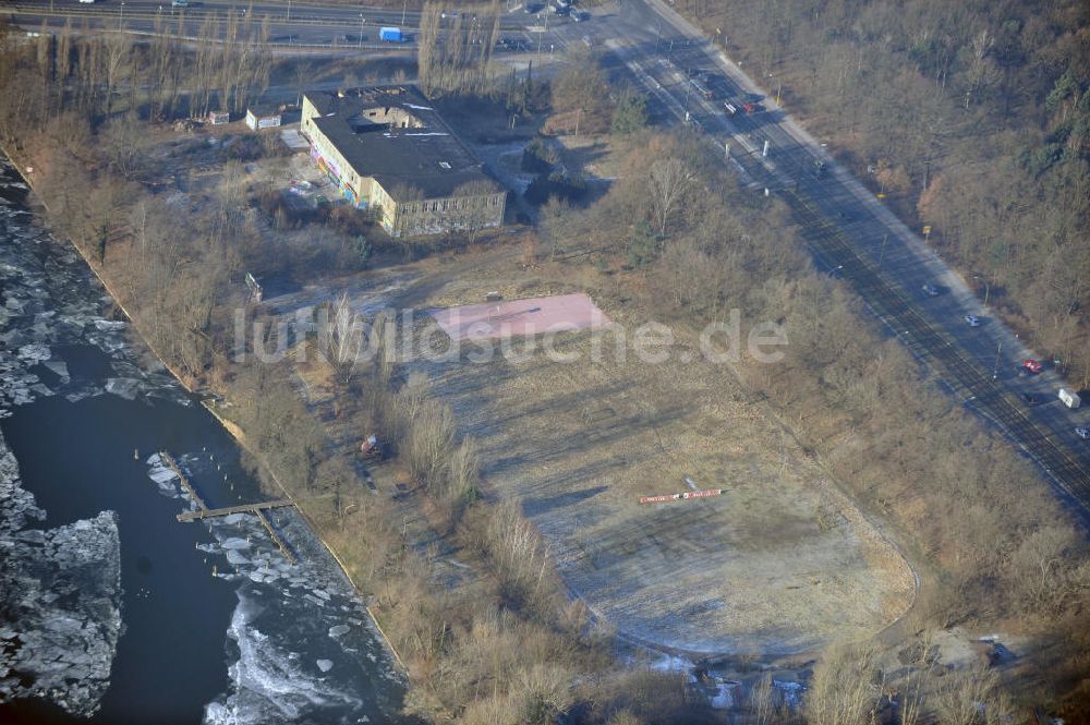 Berlin von oben - Das Fußball- und Basketballfeld des BMX und Skateboardgeländes Mellowpark in Berlin