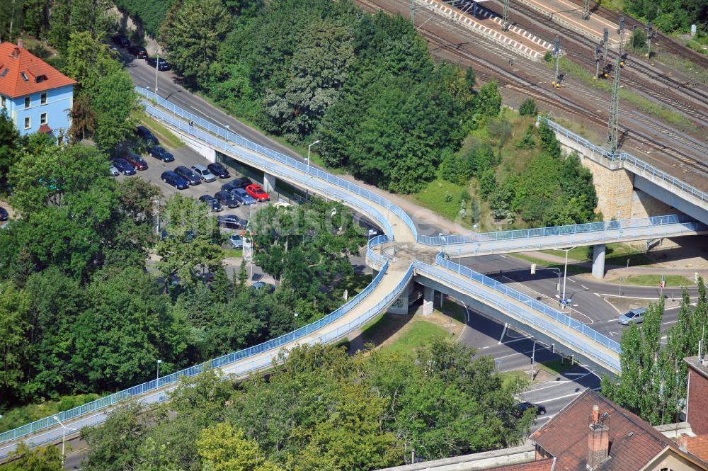 Gotha aus der Vogelperspektive: Das Fußgängerviadukt in Gotha über der Ohrdrufer Straße und der Südstraße