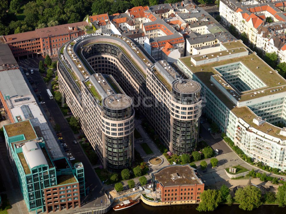 Berlin aus der Vogelperspektive: Das Gebäude des Bundesinnenministeriums am Spreeufer in Berlin-Moabit