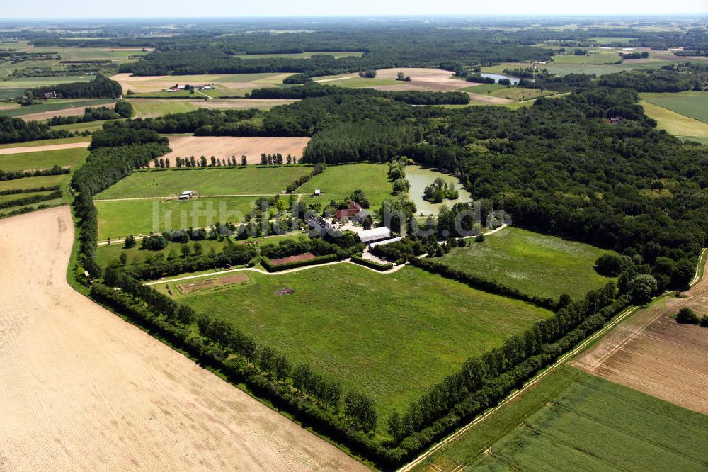 Thenay aus der Vogelperspektive: Das Gehöft La Pastourellerie nördlich der Gemeinde Thenay im Loiretal im Departement Loir-et-Cher