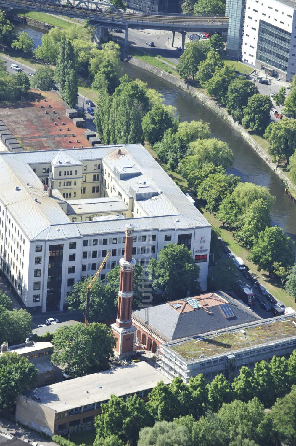 Berlin aus der Vogelperspektive: Das Hallesche Ufer mit einem Bürohaus und dem ehemaligen Abwasserpumpwerk Lapidarium