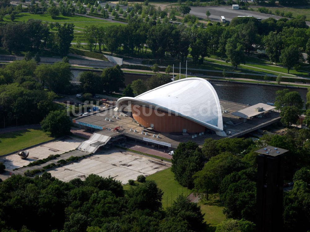 Berlin aus der Vogelperspektive: Das Haus der Kulturen der Welt ist ein Ort in Berlin-Tiergarten für die internationalen zeitgenössischen Künste und ein Forum für aktuelle Entwicklungen und Diskurse