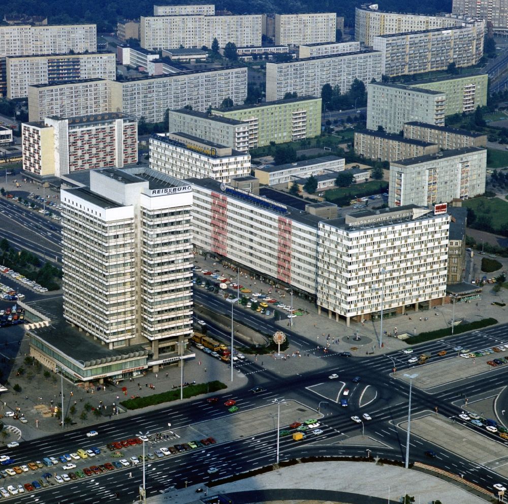 Luftaufnahme Berlin - Das Haus des Reisens an der Otto-Braun-Straße Ecke Alexanderstraße in Berlin