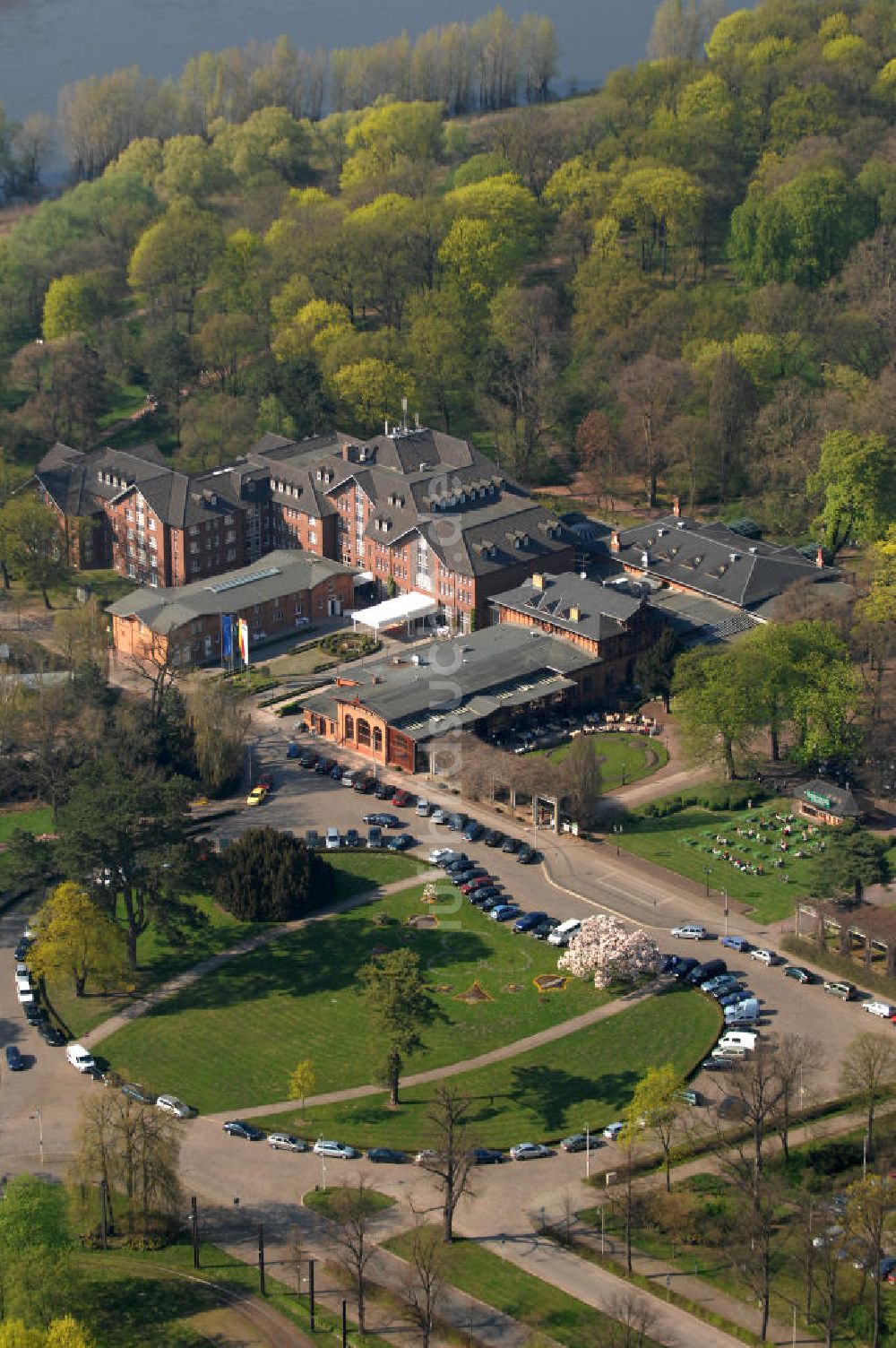 Magdeburg von oben - Das Herrenkrug Parkhotel an der Elbe in Magdeburg