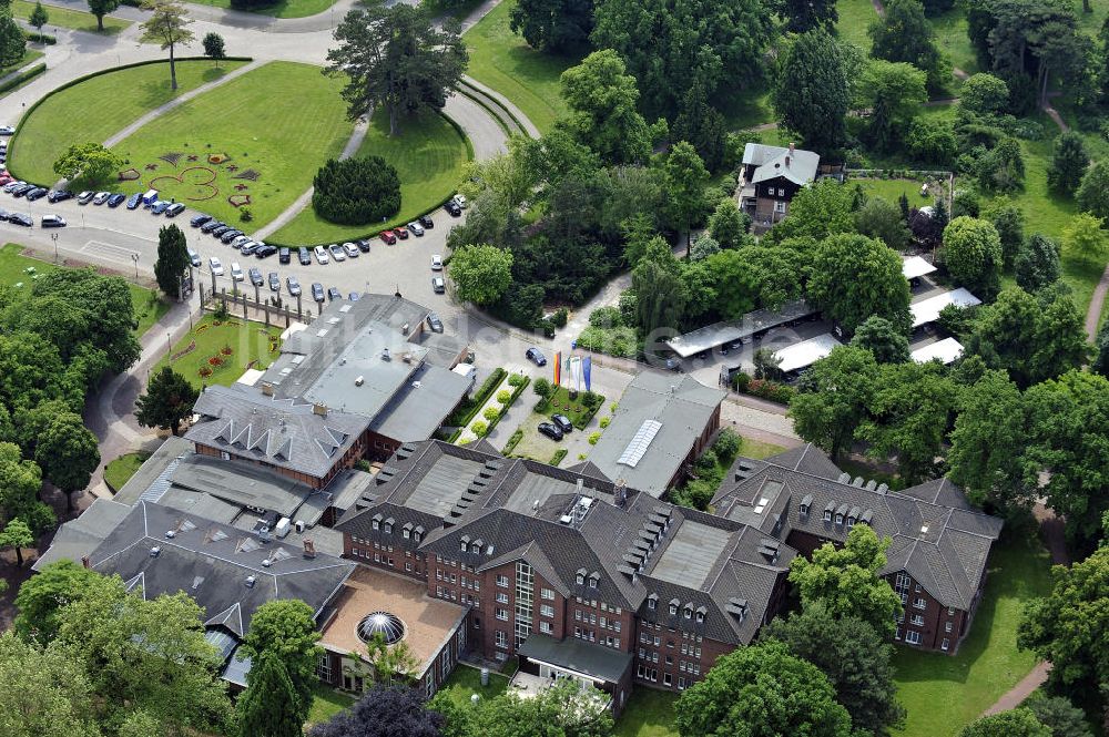 Magdeburg aus der Vogelperspektive: Das Herrenkrug Parkhotel an der Elbe in Magdeburg