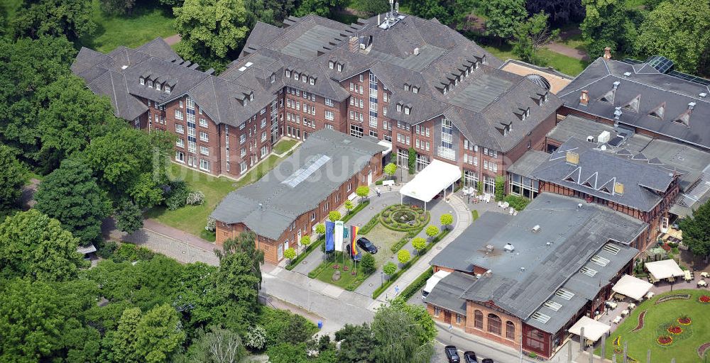 Magdeburg von oben - Das Herrenkrug Parkhotel an der Elbe in Magdeburg