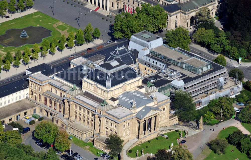 Wiesbaden von oben - Das Hessische Staatstheater an der Christian-Zais-Straße in Wiesbaden