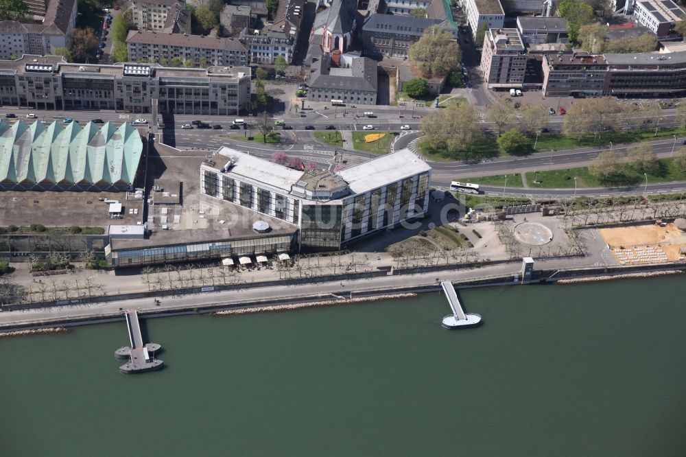 Mainz aus der Vogelperspektive: Das Hilton-Hotel in Mainz im Bundesland Rheinland-Pfalz