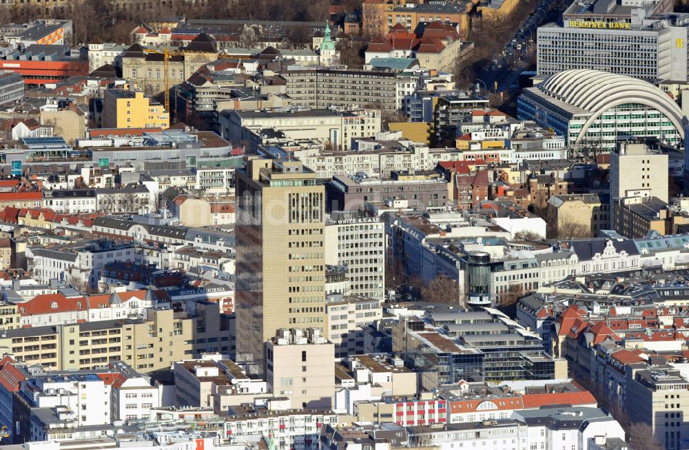 Berlin von oben - Das Hochhaus des Ku Damm Karrees im Berliner Stadtteil Charlottenburg