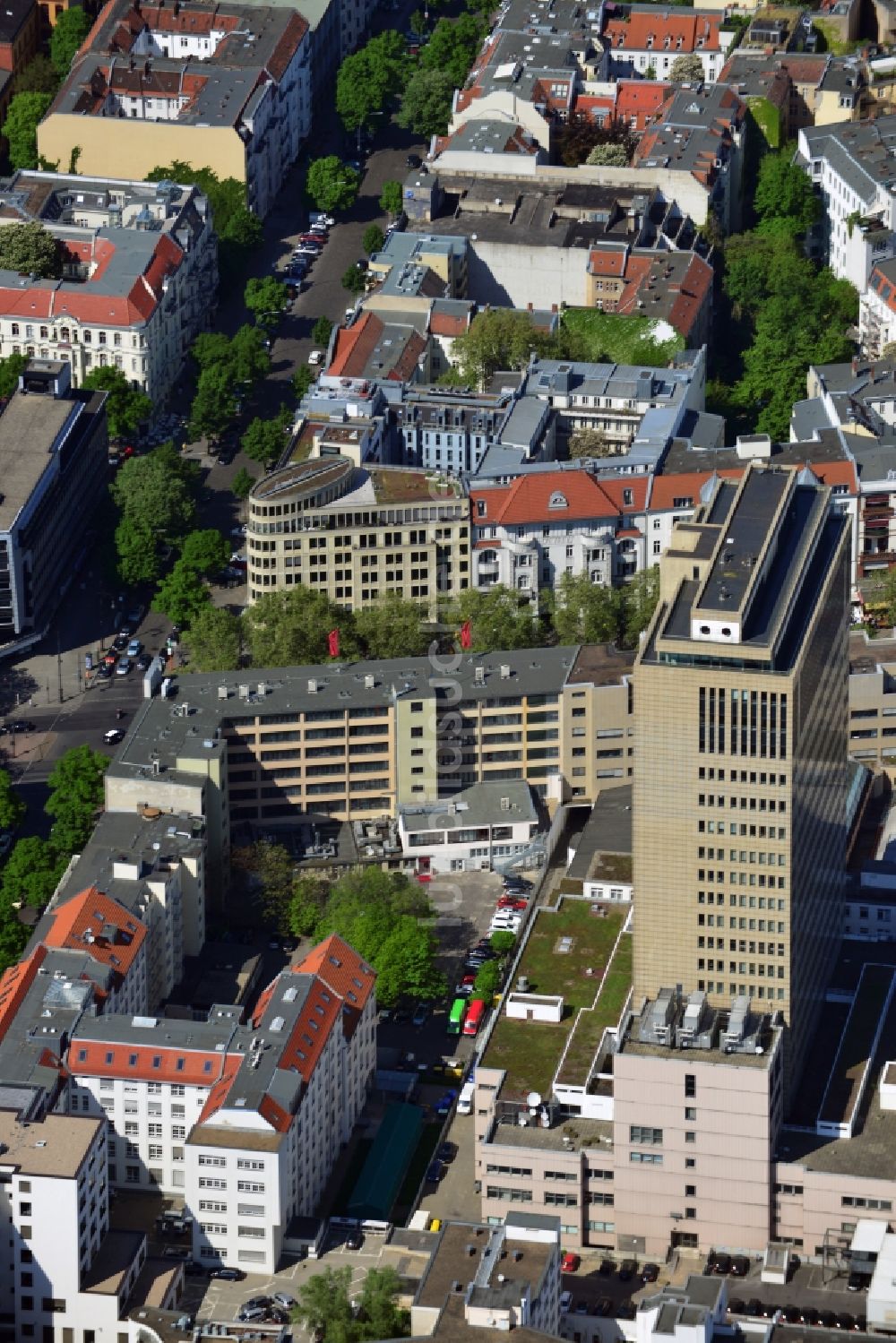 Berlin von oben - Das Hochhaus des Ku Damm Karrees im Berliner Stadtteil Charlottenburg