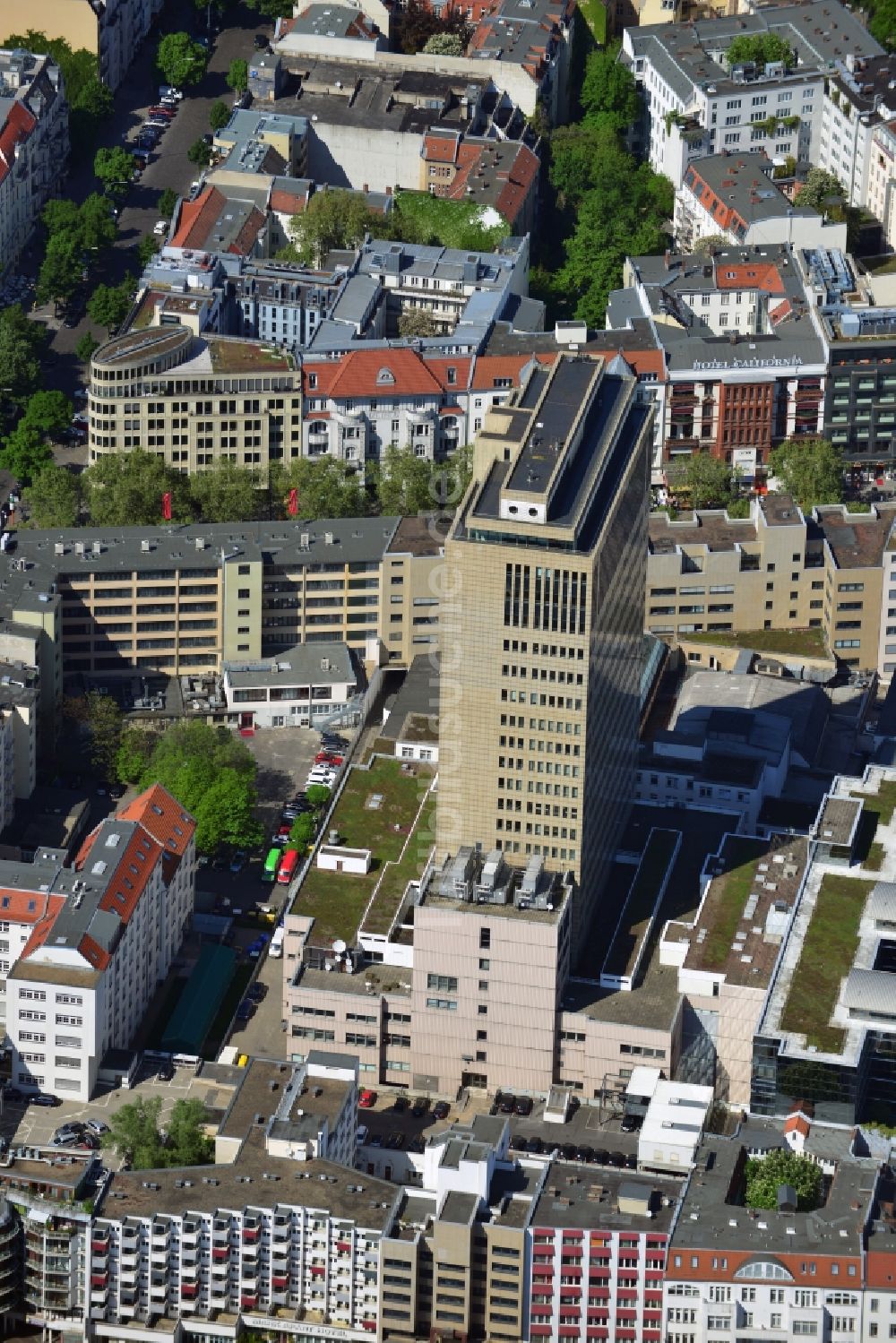 Berlin aus der Vogelperspektive: Das Hochhaus des Ku Damm Karrees im Berliner Stadtteil Charlottenburg