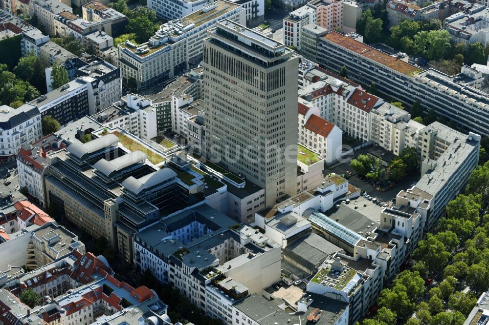 Berlin aus der Vogelperspektive: Das Hochhaus des Ku Damm Karrees im Berliner Stadtteil Charlottenburg