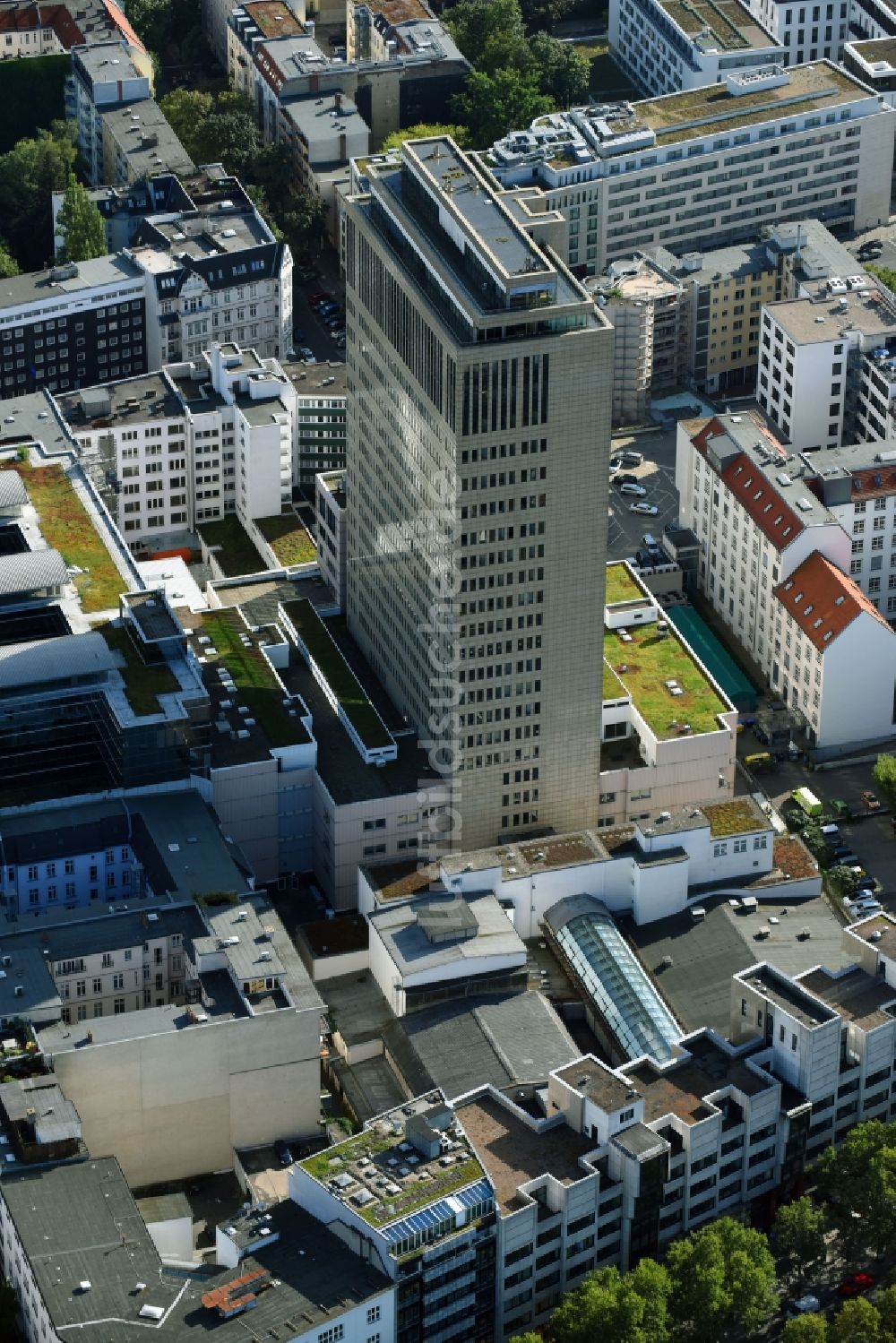 Luftaufnahme Berlin - Das Hochhaus des Ku Damm Karrees im Berliner Stadtteil Charlottenburg