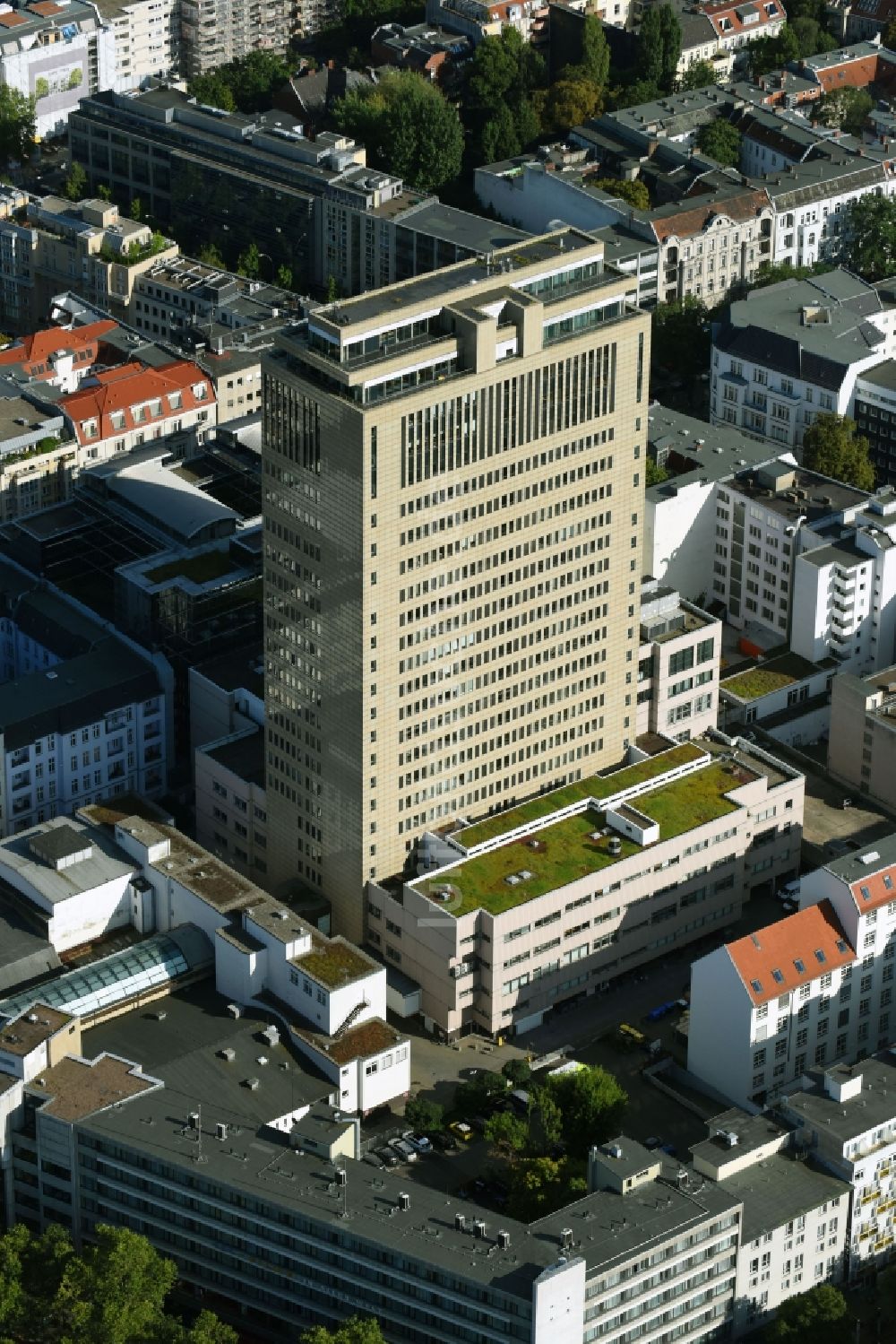 Berlin von oben - Das Hochhaus des Ku Damm Karrees im Berliner Stadtteil Charlottenburg