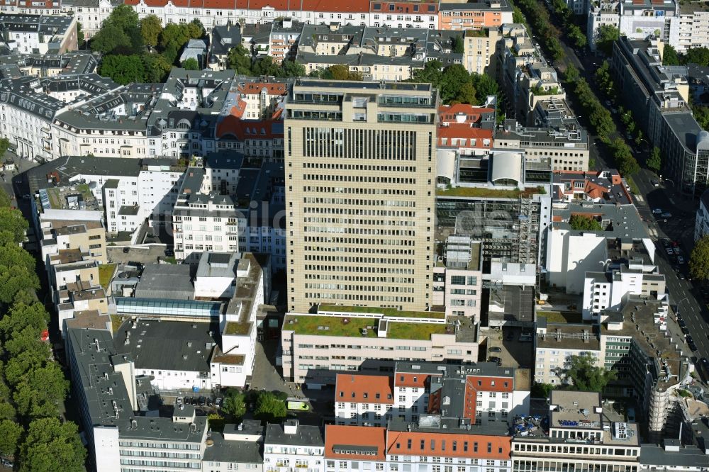 Berlin von oben - Das Hochhaus des Ku Damm Karrees im Berliner Stadtteil Charlottenburg