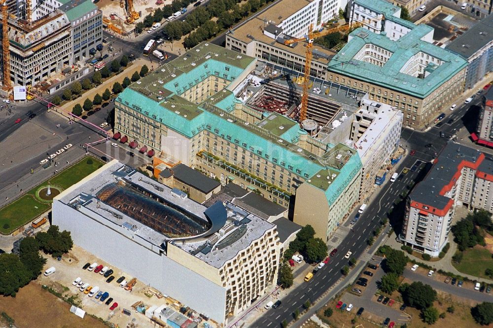 Luftbild Berlin - Das Hotel Adlon und die Baustelle der Britischen Botschaft am Pariser Platz in Berlin-Mitte