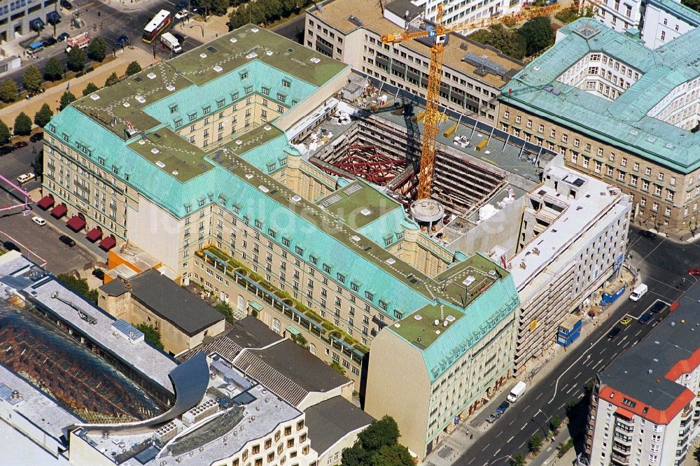 Luftaufnahme Berlin - Das Hotel Adlon und die Baustelle der Britischen Botschaft am Pariser Platz in Berlin-Mitte