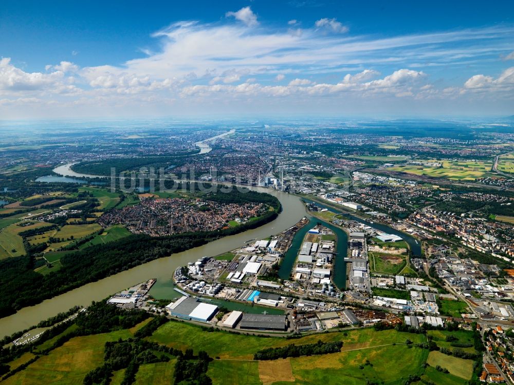 Luftaufnahme Mannheim - Das Industrie- und Hafengelände im Stadtteil Rheinau in Mannheim im Bundesland Baden-Württemberg