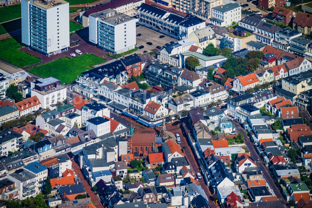 Norderney aus der Vogelperspektive: Das Kaiser Wilhelm Denkmal in der Fußgängerzone in der Knyphauserstraße auf der Insel Norderney im Bundesland Niedersachsen, Deutschland