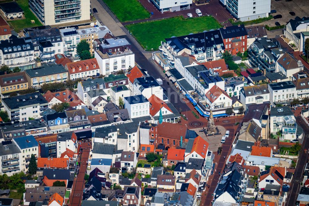 Norderney aus der Vogelperspektive: Das Kaiser Wilhelm Denkmal in der Fußgängerzone in der Knyphauserstraße auf der Insel Norderney im Bundesland Niedersachsen, Deutschland