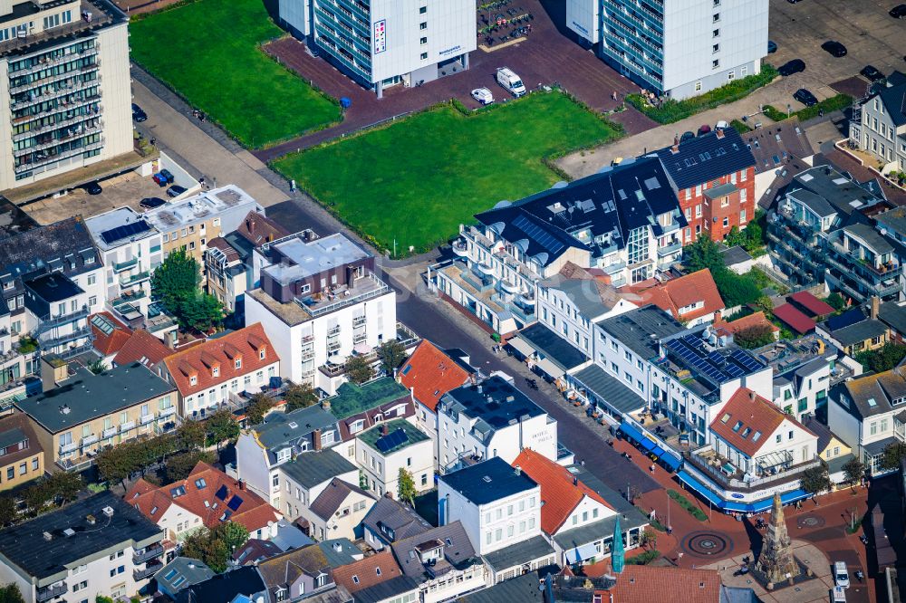 Luftbild Norderney - Das Kaiser Wilhelm Denkmal in der Fußgängerzone in der Knyphauserstraße auf der Insel Norderney im Bundesland Niedersachsen, Deutschland