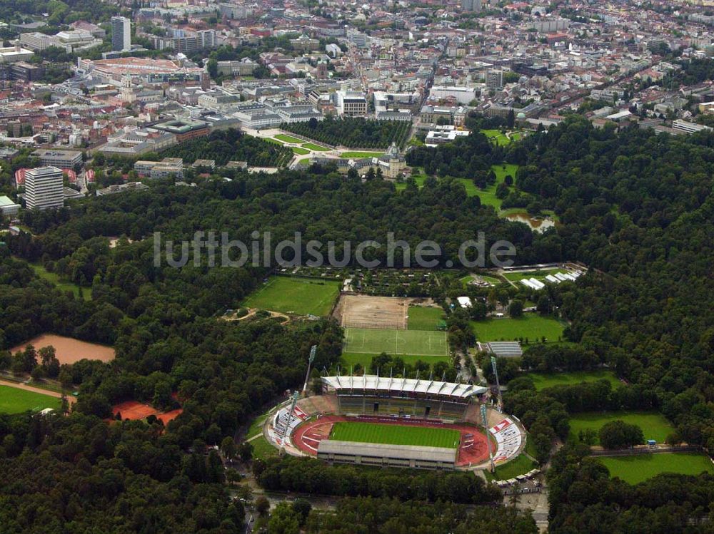 Karlsruhe aus der Vogelperspektive: Das Karlsruher Wildparkstadion und das Schloss im Hintergrund