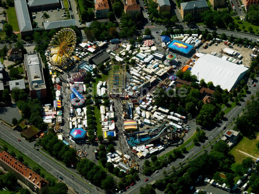 Luftaufnahme Würzburg - Das Kiliani-Volksfest auf dem Talavera-Parkplatz im Stadtteil Zellerau in Würzburg im Bundesland Bayern