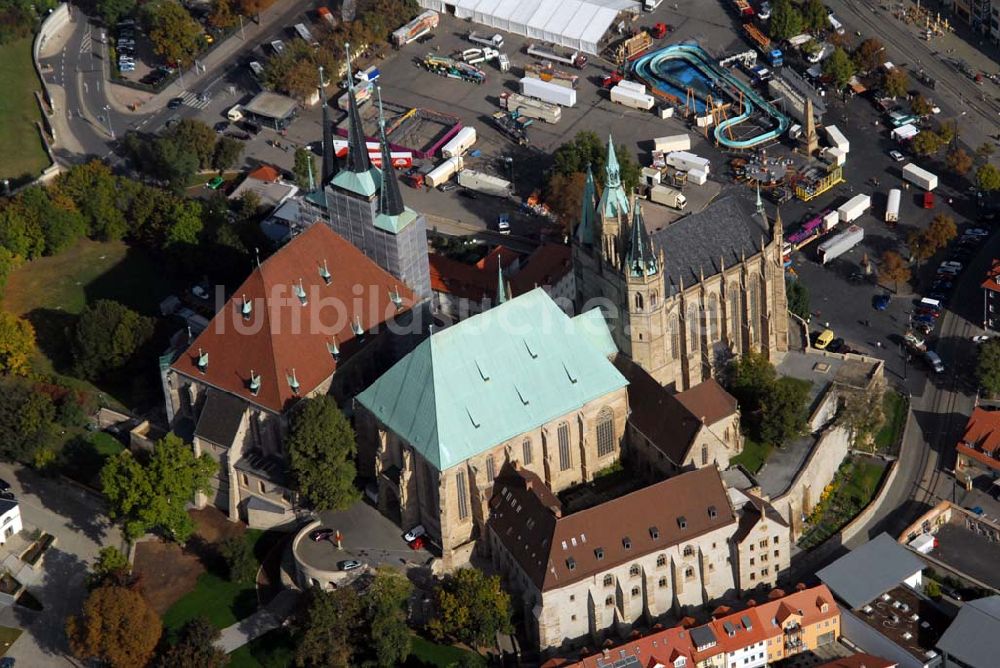 Luftaufnahme Erfurt - Das Kirchenensemble von Mariendom und Severikirche und der Domplatz in Erfurt