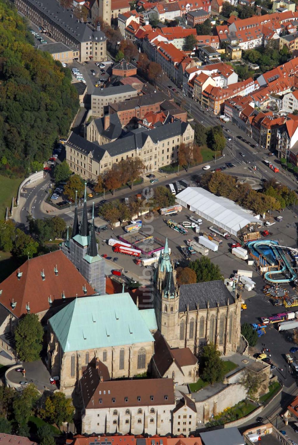 Erfurt von oben - Das Kirchenensemble von Mariendom und Severikirche und der Domplatz in Erfurt