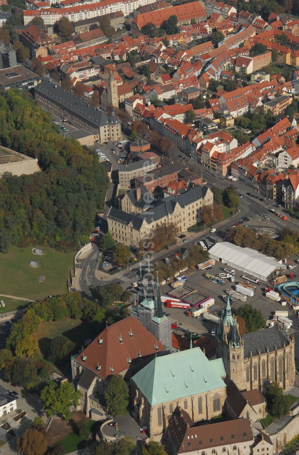 Luftbild Erfurt - Das Kirchenensemble von Mariendom und Severikirche mit der Stadt Erfurt im Hintergrund