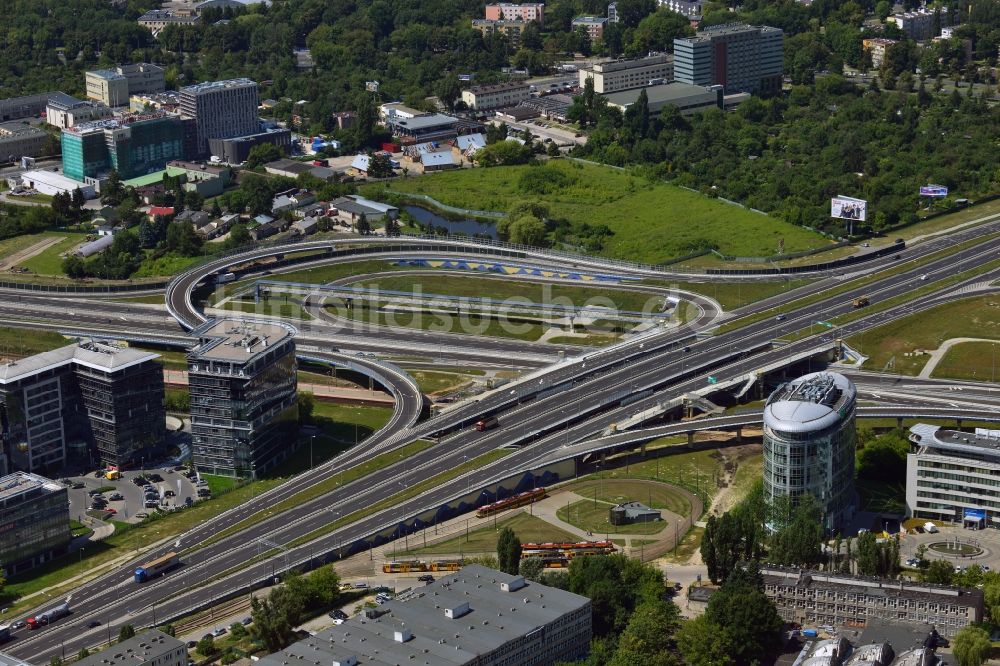 Luftaufnahme Warschau - Das Kreuz der Schnellstraße S79 in Sluzewiec im Bezirk Mokotow in Warschau in Polen