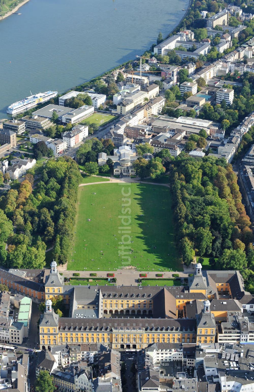 Bonn aus der Vogelperspektive: Das Kurfürstliche Schloss Bonn mit dem Hofgarten am Regina-Pacis-Weg in Bonn