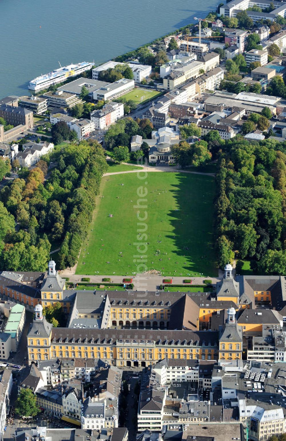 Luftbild Bonn - Das Kurfürstliche Schloss Bonn mit dem Hofgarten am Regina-Pacis-Weg in Bonn