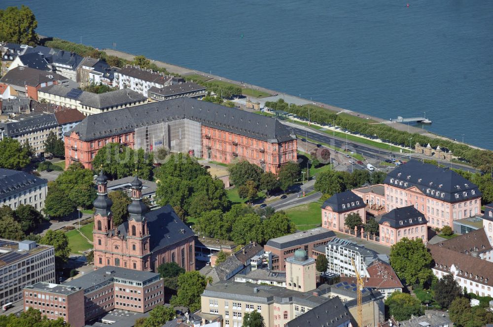 Mainz aus der Vogelperspektive: Das Kurfürstliche Schloss Mainz, das Deutschlandhaus mit dem Landtag von Rheinland-Pfalz und die Pfarrkirche St. Peter in Mainz