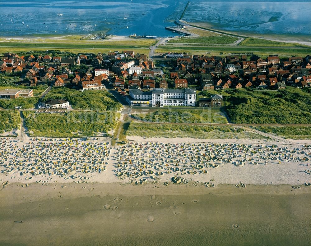 Luftaufnahme Juist - Das Kurhaus Juist am Strand an der Nordseite der ostfriesischen Insel Juist im Bundesland Niedersachsen