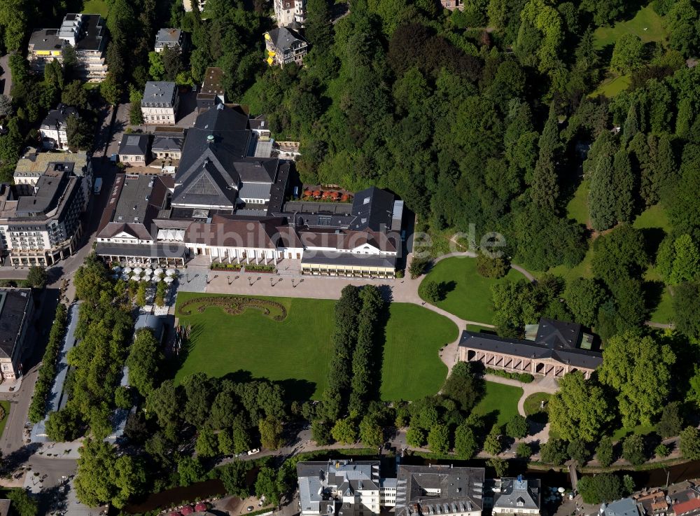 Baden-Baden aus der Vogelperspektive: Das Kurhaus und der Kurpark in Baden-Baden im Bundesland Baden-Württemberg