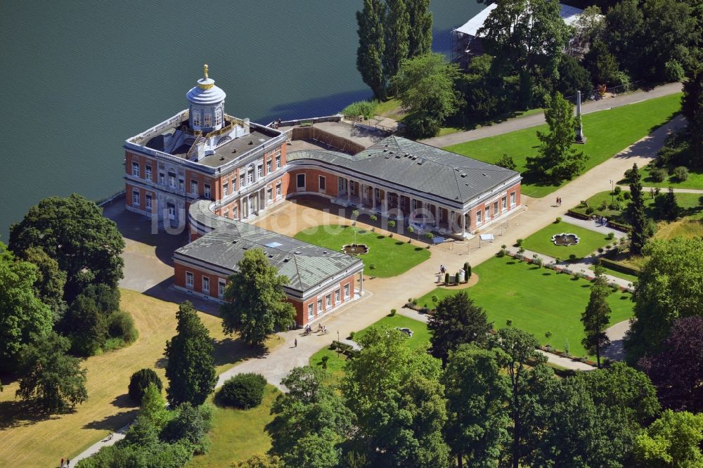 Luftaufnahme Potsdam - Das Marmorpalais am Ufer des Heiligen Sees im Potsdamer Neuen Garten in Potsdam im Bundesland Brandenburg