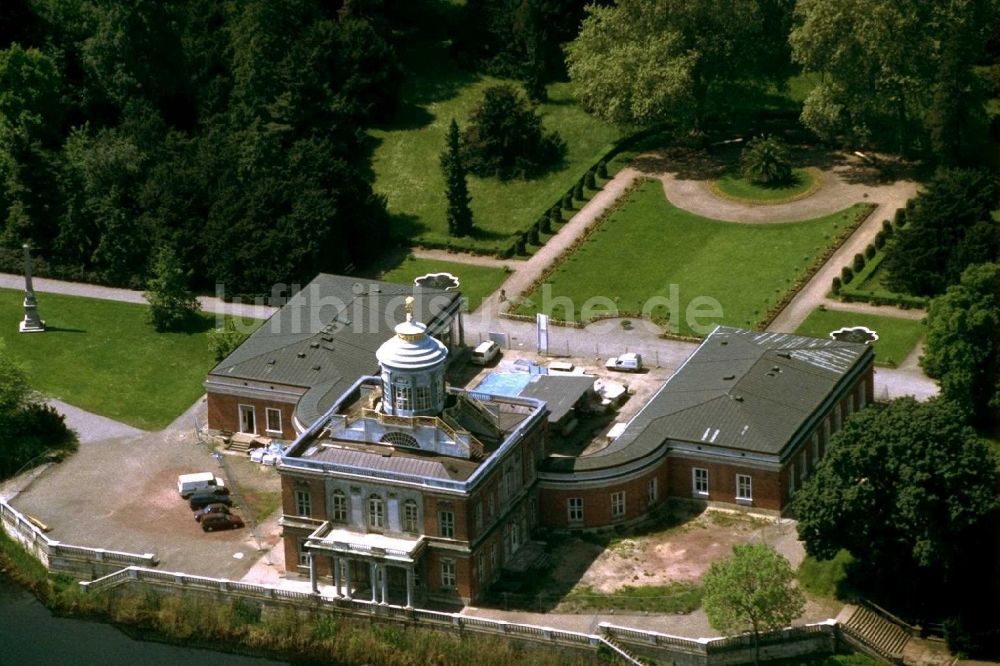 Luftaufnahme Potsdam - Das Marmorpalais am Ufer des Heiligen Sees im Potsdamer Neuen Garten in Potsdam im Bundesland Brandenburg