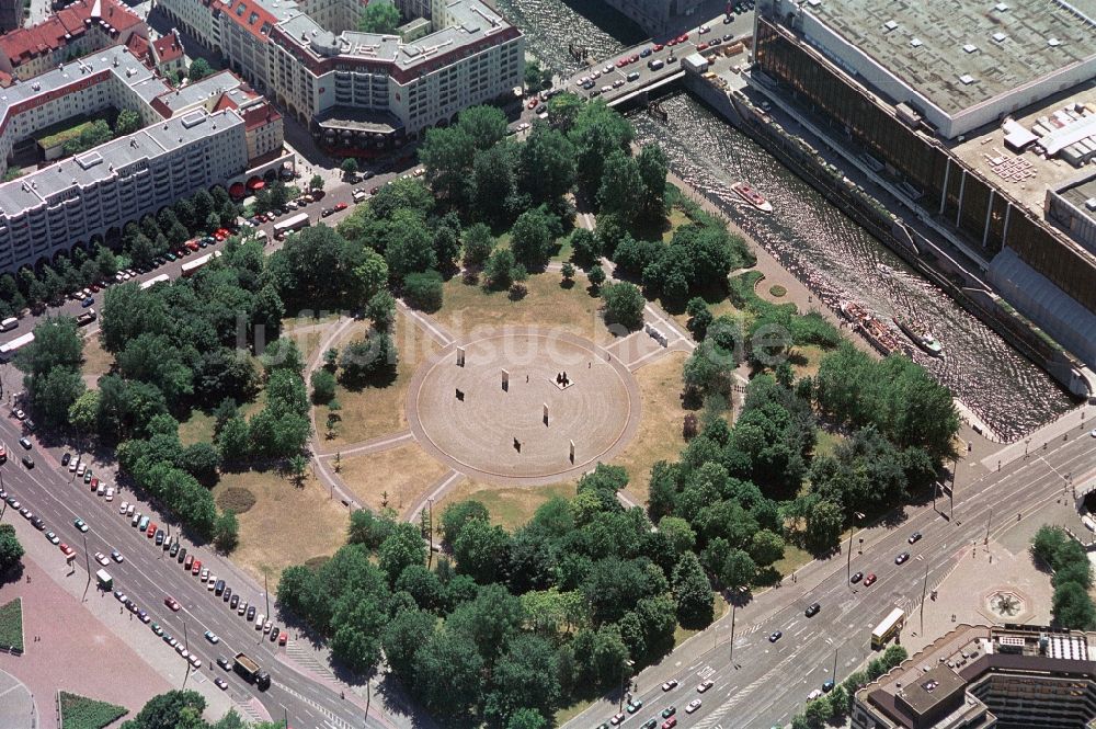 Luftaufnahme Berlin - Das Marx-Engelsforum in Berlin-Mitte