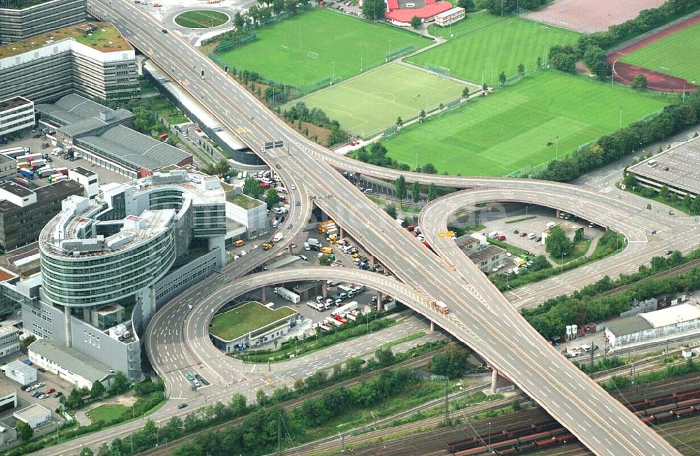 Stuttgart / Baden - Würtemberg Stuttgart / Baden - Würtemberg aus der Vogelperspektive: Das Mercede Benz und Daimler Chrrysler Werk 27.08.2005