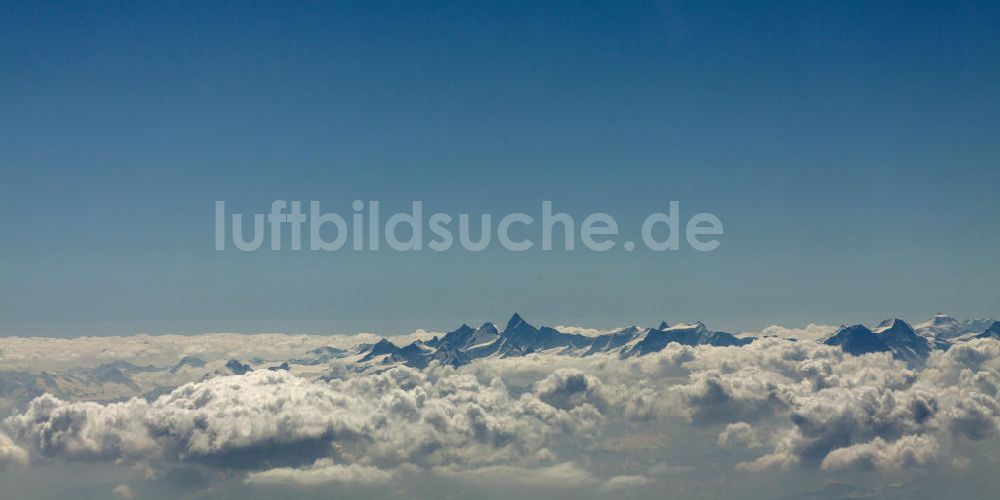 Luftaufnahme Saint-Gervais-les-Bains - Das Mont Blanc Massiv oberhalb der Wolkendecke in den Französischen Alpen