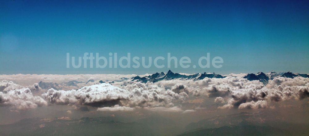 Saint-Gervais-les-Bains von oben - Das Mont Blanc Massiv oberhalb der Wolkendecke in den Französischen Alpen