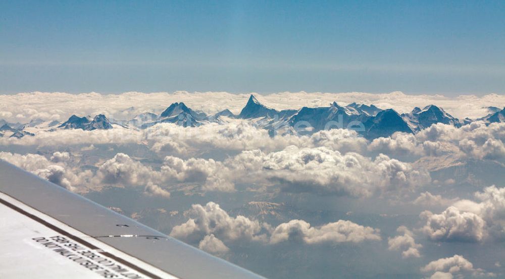 Luftbild Saint-Gervais-les-Bains - Das Mont Blanc Massiv oberhalb der Wolkendecke in den Französischen Alpen