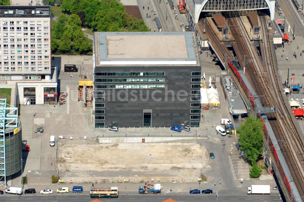 Luftbild Berlin - Das Multplexkino CUBIX, Das Baugelände des Tryp Hotels und der Bahnhof Alexanderplatz in Berlin-Mitte.