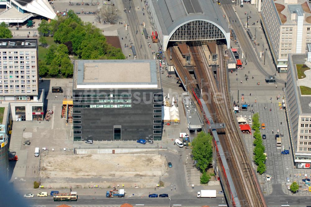 Luftaufnahme Berlin - Das Multplexkino CUBIX, Das Baugelände des Tryp Hotels und der Bahnhof Alexanderplatz in Berlin-Mitte.