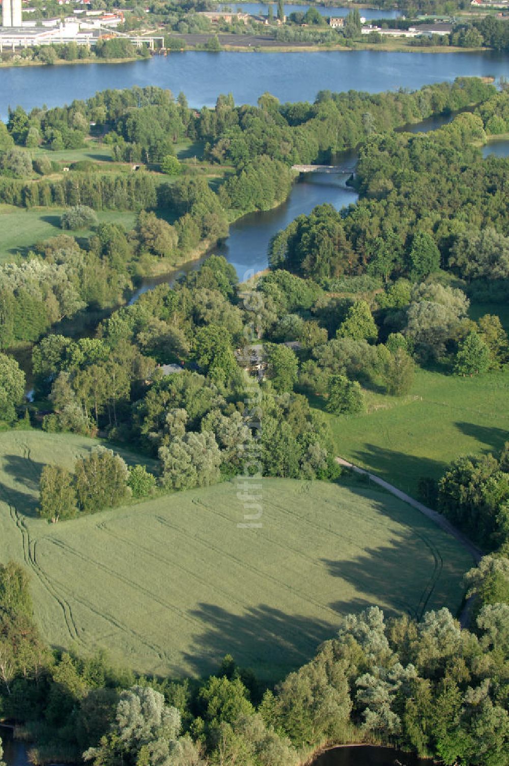 Burgwall aus der Vogelperspektive: Das Naturschutzgebiet Tonstichlandschaft bei Burgwall