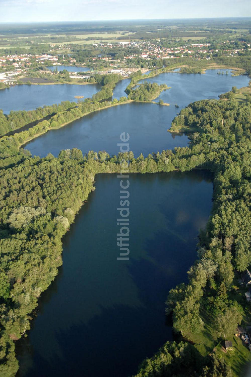 Burgwall aus der Vogelperspektive: Das Naturschutzgebiet Tonstichlandschaft bei Burgwall