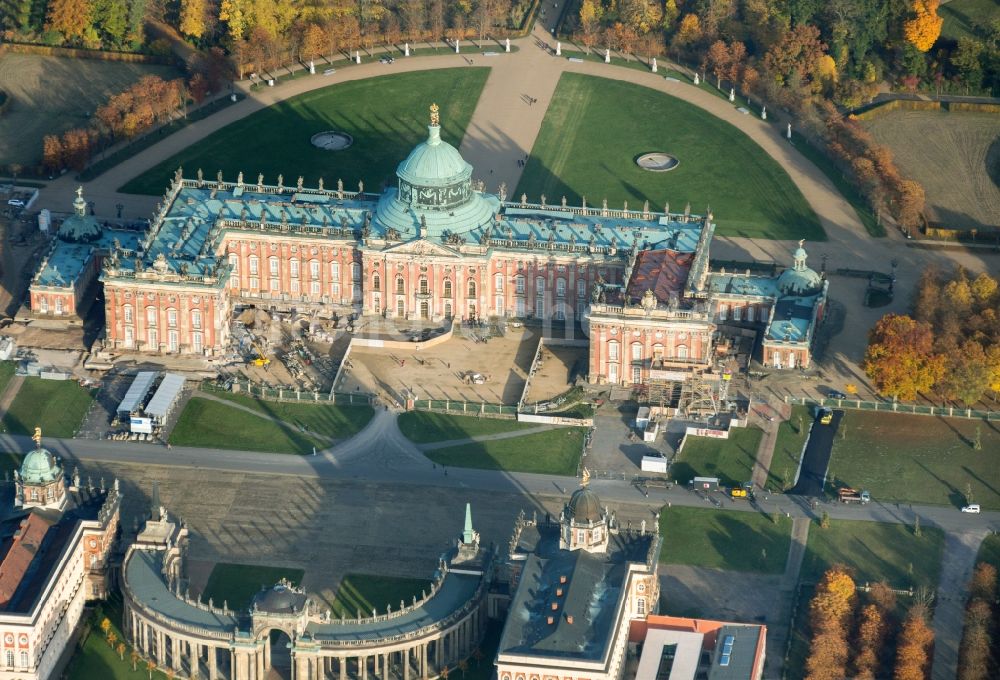 Potsdam aus der Vogelperspektive: Das Neue Palais und die Communs on Potsdam im Bundesland Brandenburg