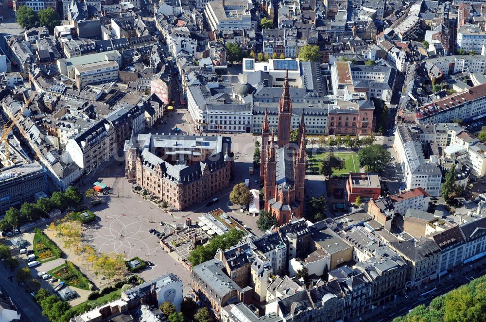 Wiesbaden von oben - Das neue Rathaus und die evangelische Marktkirche am Marktplatz an der Marktstraße in Wiesbaden