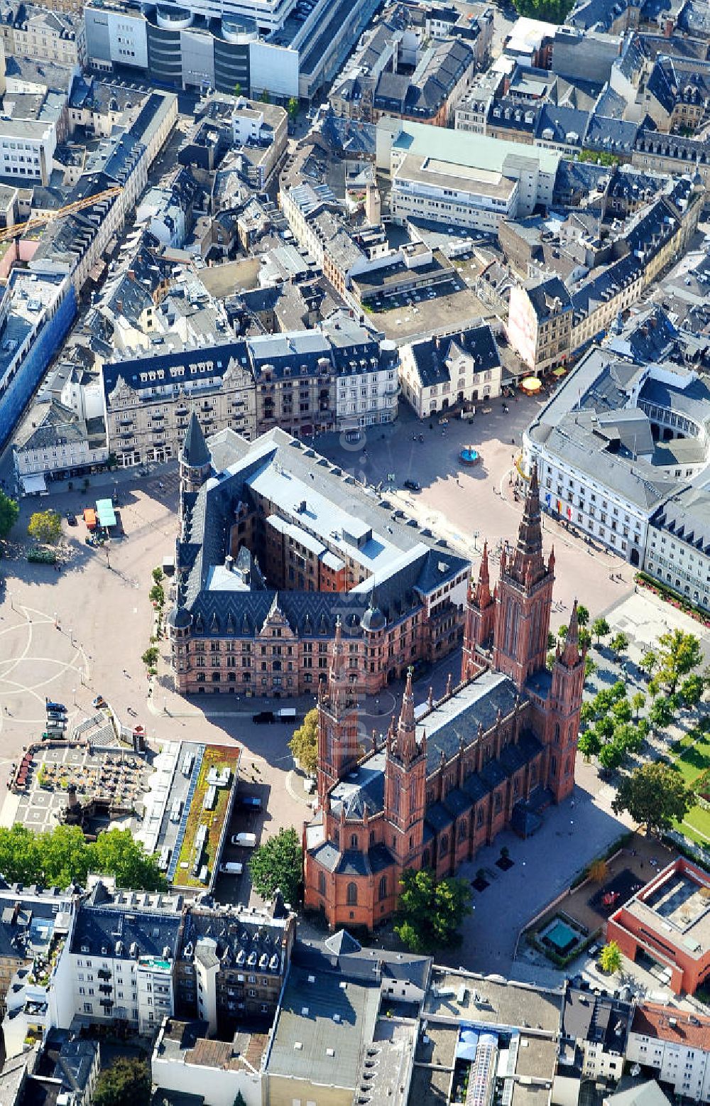 Wiesbaden aus der Vogelperspektive: Das neue Rathaus und die evangelische Marktkirche am Marktplatz an der Marktstraße in Wiesbaden